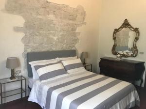 佛罗伦萨La Casa di Claudia的一间卧室设有一张床和石墙