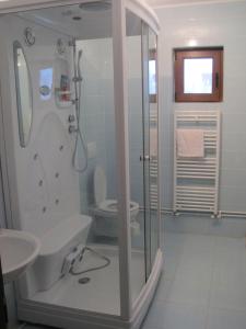 诺瓦齐- 斯特拉尼卡萨伦迪酒店的带淋浴、卫生间和盥洗盆的浴室