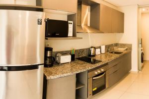亚松森Realty PY Villa Morra的厨房配有不锈钢冰箱和微波炉。