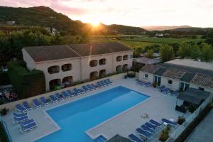 萨拉瓦西加洛斯酒店的享有带游泳池和椅子的别墅的空中景致