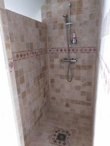 康卡勒L'Tas De Cailloux的带淋浴的浴室,铺有瓷砖地板。