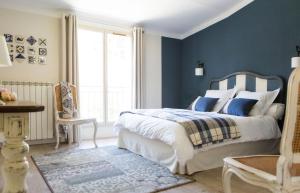 阿维尼翁新城活力花园住宿加早餐旅馆的一间卧室设有一张床和蓝色的墙壁