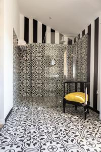 阿维尼翁新城活力花园住宿加早餐旅馆的浴室设有黑色和白色图案的墙壁