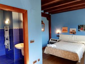 BusturiaEcoHotel Rural Angiz的一间蓝色卧室,配有床和水槽
