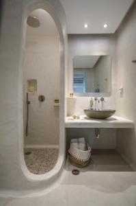 Naxos Nature Suites的一间浴室