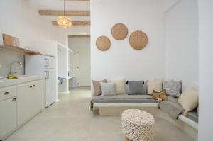 阿吉奥斯普罗科皮奥斯Naxos Nature Suites的客厅配有沙发和桌子