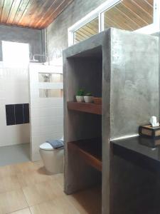 素叻Itsara bungalow的一间带卫生间和水槽的浴室
