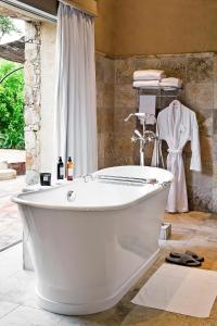 卡尔维斯格诺瑞亚酒店的带淋浴的浴室配有白色浴缸。