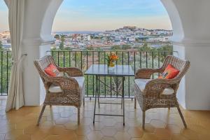 Puig D’en VallsBab el Oued Villa Ibiza的设有一个配有桌子和两把椅子的阳台,并享有美景。