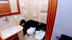 弗拉斯卡蒂斯特拉纳摩尔旅馆的浴室配有白色卫生间和盥洗盆。