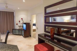 德班102 Oyster Rock - by Stay in Umhlanga的客厅配有沙发和电视。