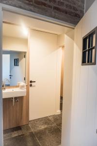 HoogledeB&B Gitsdal的浴室设有通往水槽的门