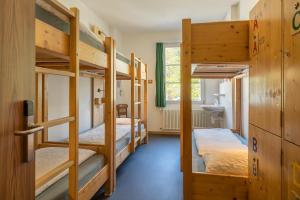 Chalet Hostel @ Backpackers Villa Interlaken客房内的一张或多张双层床