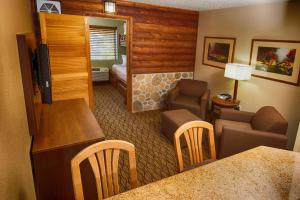 图萨扬Holiday Inn Express & Suites Grand Canyon, an IHG Hotel的酒店客房设有起居区和卧室。