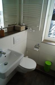巴特塞格贝格Ferienzimmer Segeberg的浴室配有白色卫生间和盥洗盆。