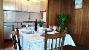 拉斯托伏Apartment Petar的厨房里的桌子和白色的桌布