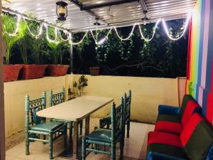 孟买Town Hostel Mumbai - AC Dormitory的植物餐厅里的桌椅