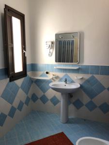 兰佩杜萨DAMMUSI JERIMAR的一间带水槽和镜子的浴室