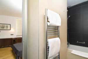 斯普利特维斯缇布尔宫殿酒店及别墅-世界小型豪华酒店的带淋浴和白色毛巾的浴室