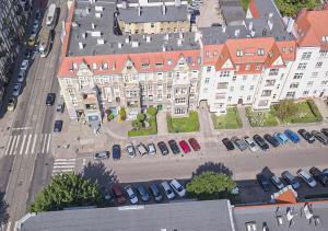什切青Tulip-Apartments - Jagiellońska 24 poddasze bez windy的把汽车停在停车场的城市模型
