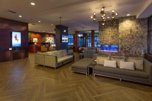 西雅图西雅图体育场银云酒店的大楼内一个带沙发和电视的大堂