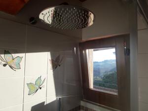Massignanolacasettabb的墙上有蝴蝶的浴室和窗户