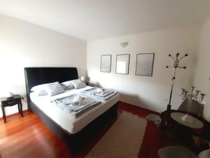 莫斯塔尔西娅公寓酒店的一间卧室配有一张带白色床单和一张桌子的床。