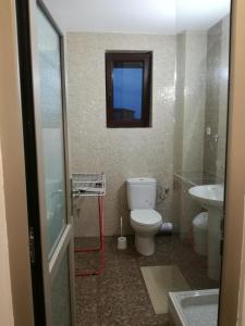 泰基尔吉奥尔Stella Maris的一间带卫生间、水槽和镜子的浴室