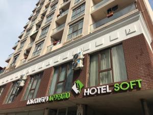 巴统Hotel Soft的建筑一侧的酒店标志