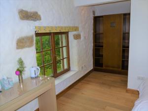 BallintogherThe Coachhouse @ Kingsfort House的客房设有窗户和木地板。
