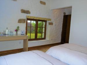 BallintogherThe Coachhouse @ Kingsfort House的一间卧室设有一张床和一个窗口