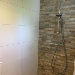 登堡Bungalow Groen的带淋浴的浴室,浴室设有砖墙