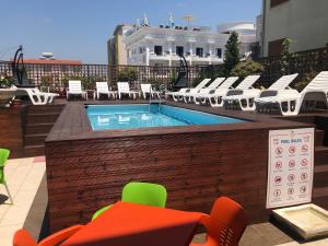 都拉斯Sunrise Hotel Cameria的屋顶游泳池配有桌椅