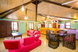 西湾Bananarama Dive & Beach Resort的一个带红色沙发和桌子的大客厅