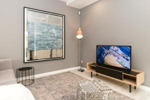 卡斯卡伊斯Bela Vista Palace Apartments的客厅配有平面电视和沙发。