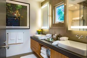 洛杉矶日落侯爵酒店的一间带水槽和大镜子的浴室