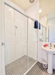 洛恩Phoenix Apartments的带淋浴和盥洗盆的浴室
