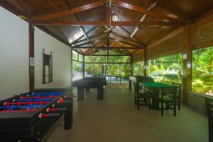 伯迪亚哥Flat com serviços na Riviera的一间房间,配有几张桌子和乒乓球桌