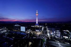 京都京都格兰比亚大酒店的享有夜间城市美景,设有塔楼