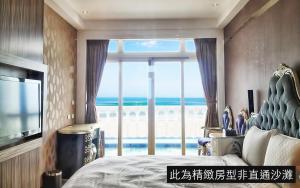 万里区White House Hot Spring Beach Resort的一间卧室配有一张床,享有海景