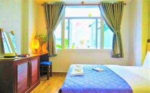 胡志明市Giang Son Hotel 江山民宿胡志明市的一间卧室配有一张床、一个梳妆台和一扇窗户。