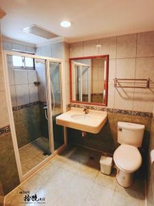 马公媽宮古街10號的浴室配有卫生间、盥洗盆和淋浴。