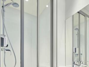 博韦博韦F1酒店的带淋浴的浴室(带玻璃门)