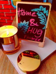 普吉镇Home&Hug的蜡烛和带有标志的粉笔板