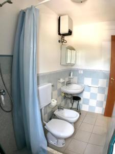 马蒂诺WHITE POOL Matino - Gallipoli - 2pl的浴室设有2个卫生间和水槽