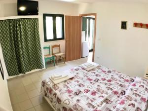 马蒂诺WHITE POOL Matino - Gallipoli - 2pl的一间卧室配有一张床和被子