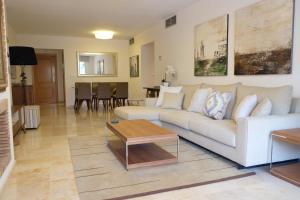 马贝拉luxury modern apartment with terrace, pool and garage!的客厅配有白色的沙发和桌子