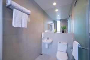 香港旭逸酒店(旺角)的一间带卫生间和水槽的浴室