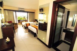 金巴兰金巴兰尼玛拉酒店的酒店客房设有床和客厅。