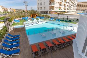 佩尼斯科拉普拉多二号酒店的享有游泳池的顶部景致,设有红色和蓝色的椅子